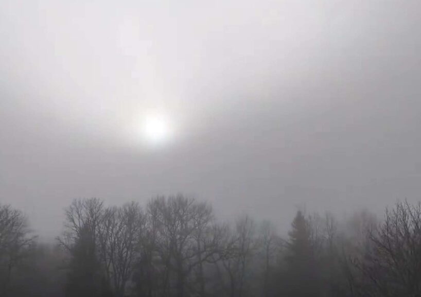 “Virs tā šī diena bija saulaina un gaiša!”: meteorologs Toms Bricis dalās ar kadriem, parādot, kur patiesībā virs Latvijas šajā pelēkajā laikā atrodas saule (+ VIDEO)