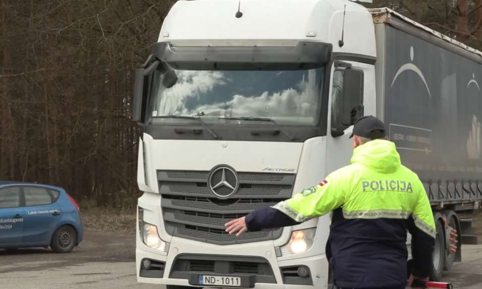 No 1.janvāra nepatīkama ziņa sagaida visus kravas transportlīdzekļa vadītājus: ”Ceļi tiek viņu dēļ sabojāti”