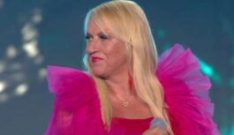 Olga Rajecka par latviešu iecienīto nodarbi: Kāpēc jūs sēžat dīvānos un rakstāt “kļauzas” Olga Rajecka par latviešu iecienīto nodarbi: Kāpēc jūs sēžat dīvānos un rakstāt “kļauzas”