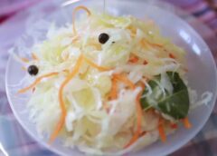 Nevajag ne cukuru, ne ūdeni: manas vecmāmiņas skābētu kāpostu recepte, kas izturējusi laika pārbaudi