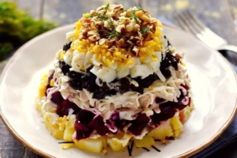 Mani iecienītākie salāti “Grāfs” ar vistas krūtiņu, žāvētām plūmēm un riekstiem – garšu salikums, kas iedvesmo