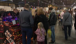 Ziemassvētku dāvanu meklējumi: noskaņas un atbalsts amatniekiem Baltijā lielākajā tirdziņā Ķīpsalā