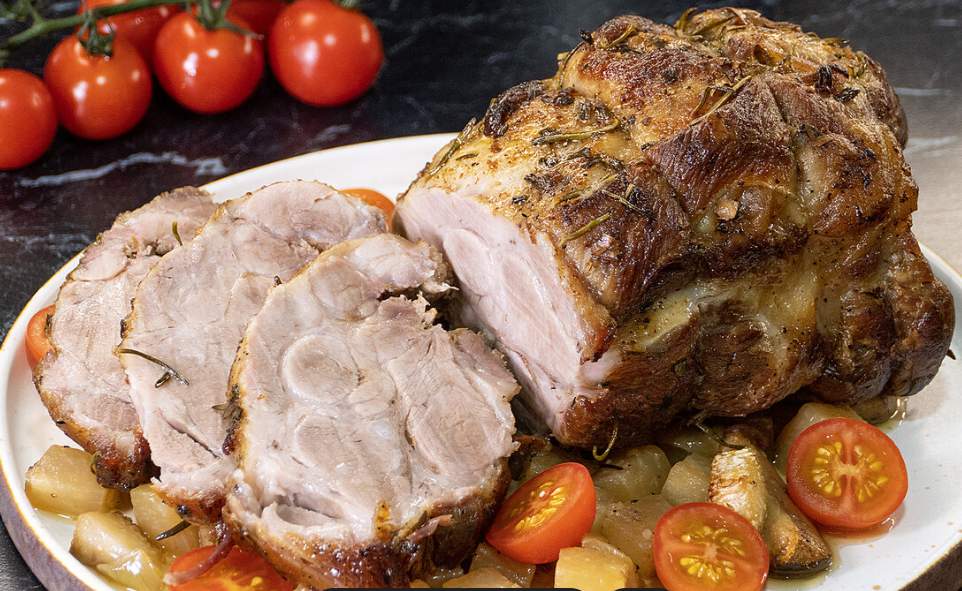 Jaungada galda galvenais ēdiens – cepeškrāsnī cepta cūkgaļas kakla karbonāde ar “odziņu”