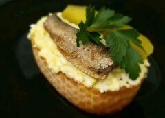 Gardākā svētku uzkoda: kraukšķi ar brētliņām, kas pazūd vienā mirklī