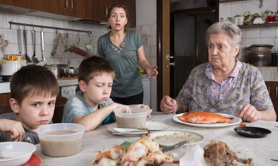 Es redzēju, ko mana vīramāte deva ēst maniem bērniem, kamēr es biju darbā, es klusībā nomainīju dzīvokļa slēdzenes…