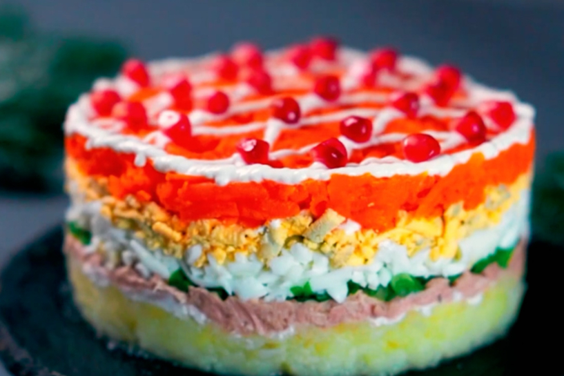 Skaisti salāti Jaunajam gadam — šis kārtainais mākslas darbs būs īsts šedevrs uz jūsu galda