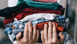 Jā, nevēlamas vecas drēbes var atdot citiem cilvēkiem, bet es labprātāk tās vienkārši izmetu – pastāstīšu kādēļ