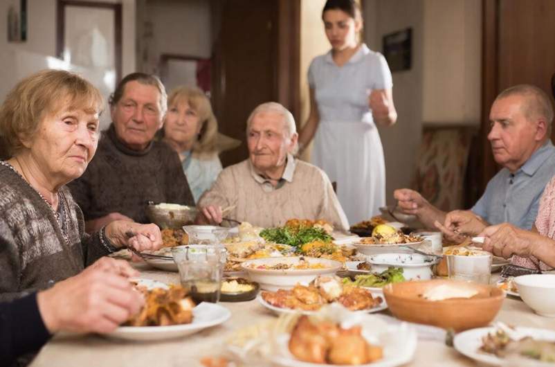 „Kāpēc man vajadzētu barot jūsu ģimeni?” klusi jautāja vedekla; vīra radi visu laiku nāca ciemos paēst