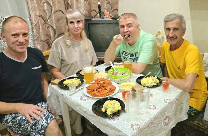 Pielūdzējs Mārtiņš mani uzaicināja uz vecāku māju; viņi sagaidīja šortos un netīros T-kreklos