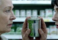 “Esmu kļuvusi kā mana vīramāte”: pieķēru sevi sacenšoties ar sievieti par pēdējo zirnīšu bundžu