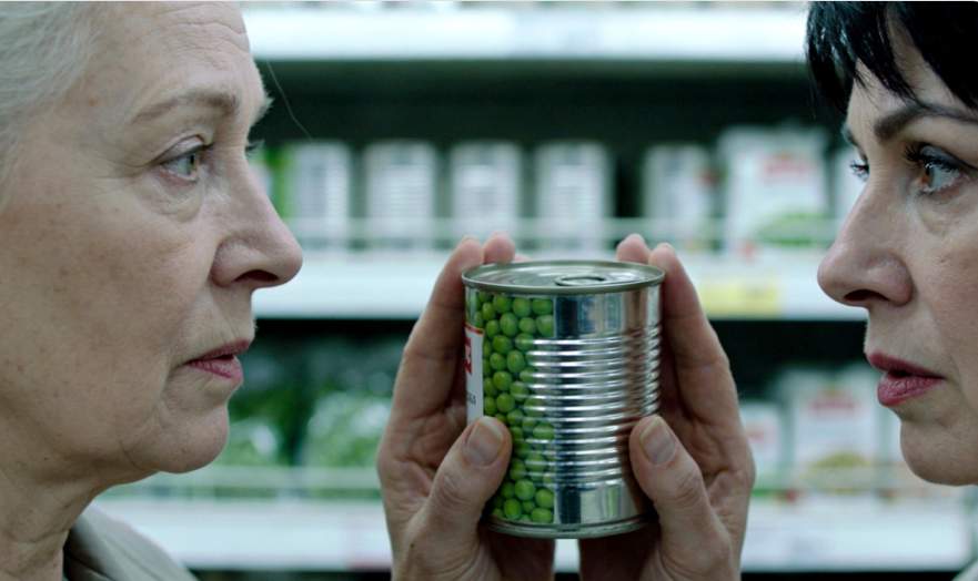 “Esmu kļuvusi kā mana vīramāte”: pieķēru sevi sacenšoties ar sievieti par pēdējo zirnīšu bundžu