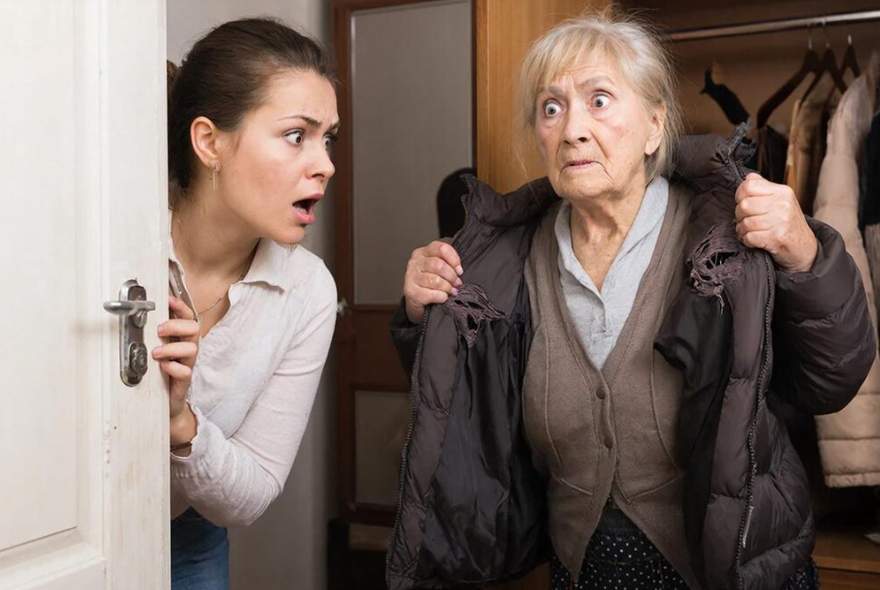 5 gadus viņa izlikās nedzirdam, lai noklausītos manas sarunas; kādu dienu es apzināti pateicu pārāk daudz un koncerts beidzās