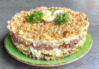 Jaunie salāti “Princis” jebkuram svētku galdam: tie vienmēr sanāk tik garšīgi un sātīgi, ka pat neprasās vairs neko klāt