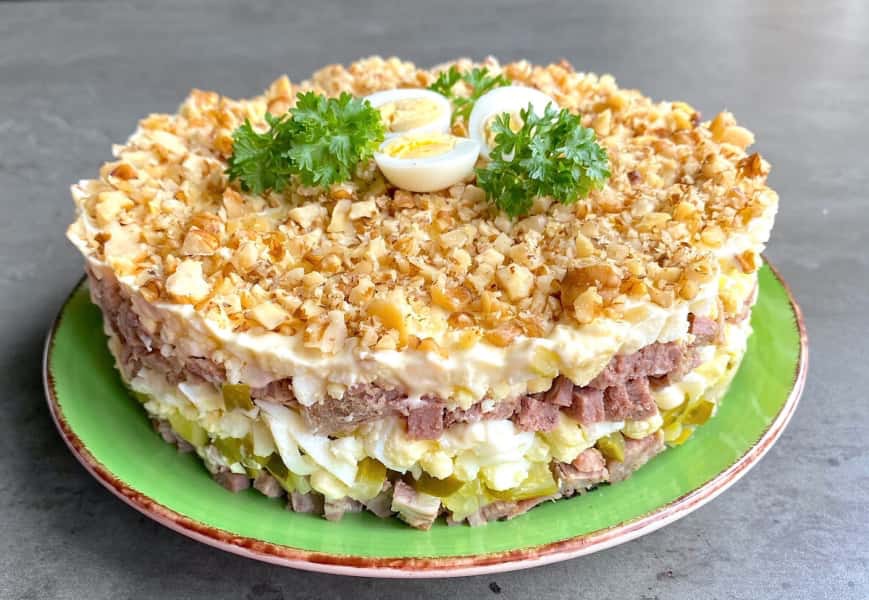 Jaunie salāti “Princis” jebkuram svētku galdam: tie vienmēr sanāk tik garšīgi un sātīgi, ka pat neprasās vairs neko klāt