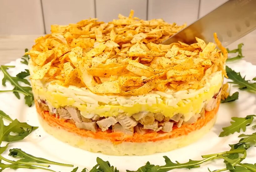 Bagātīgu garšu piepildītā salātu recepte “Kraukšķīgais kronis”, ko uz Jaungada galda novērtēs pat prasīgākie ēdāji