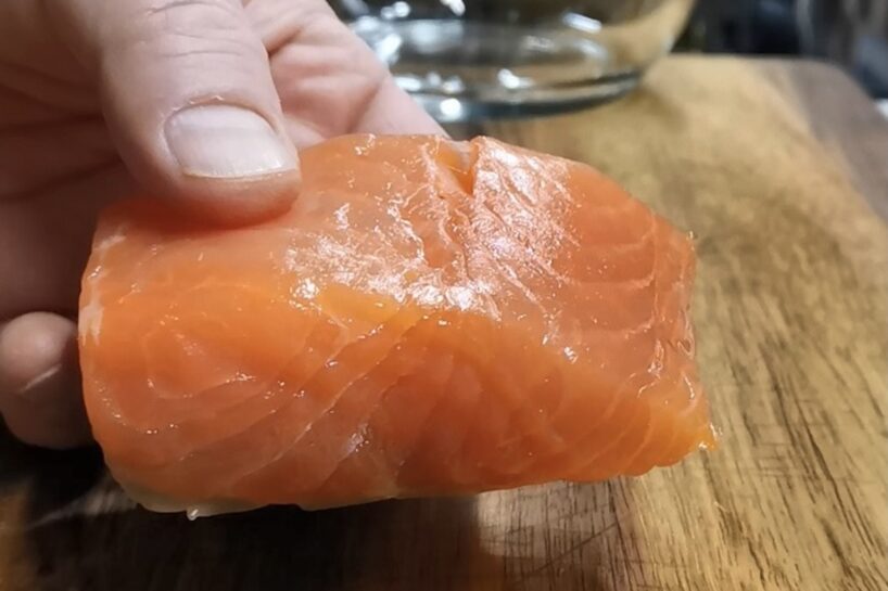 Ģimene ļoti iecienījusi šos gardos zivju salātus, tāpēc svētkos tos noteikti gatavošu vēl, jo tie vienmēr kļūst par galda favorītu