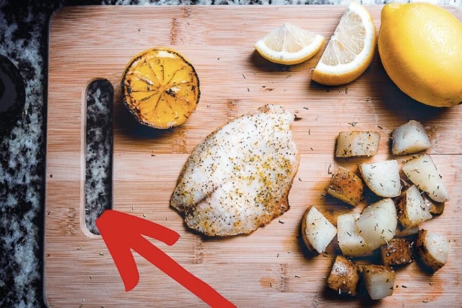 Tas nav tikai rokturis: cilvēki tikai tagad uzzina, kāpēc virtuves dēlītī patiesībā ir nepieciešams caurums