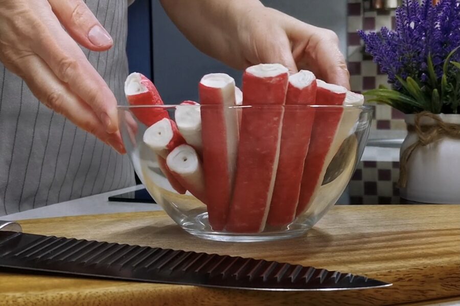 Šie salāti sajūsmina ar savu īpašo sastāvdaļu kombināciju un maigo garšu: jauna recepte ar krabju nūjiņām Jaungada galdam