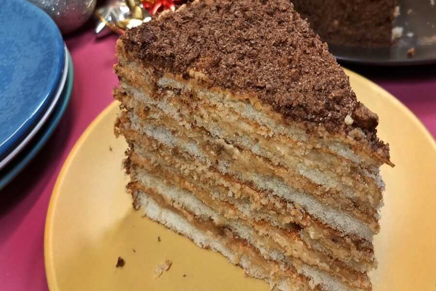 Mazāk par stundu gatavošanai un minimums sastāvdaļu, bet garša pārspēj cerības: uz Jauno gadu kūkas vairs nepērku