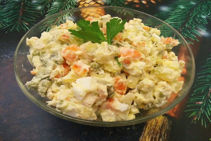 Šefpavārs no Jelgavas man pastāstīja, kā svētkos pagatavot daudz interesantāku rasolu: viņš tam pievieno tikai vienu neparastu sastāvdaļu