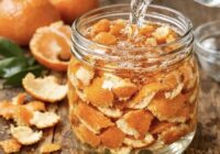 Mandarīnu miziņas apleju ar etiķi un visu ziemu nevaru nopriecāties: efektīvs triks pieredzējušām saimniecēm