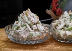 Uz svētku galda ir tik daudz ēdienu, bet Jaungada salātu “Svaigums” viesi vienmēr apēd vispirms — tik vienkārši un garšīgi