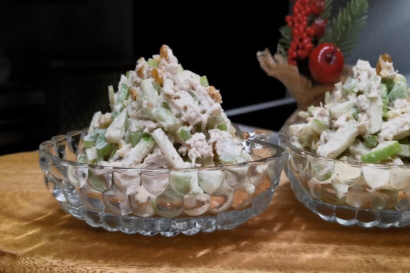 Uz svētku galda ir tik daudz ēdienu, bet Jaungada salātu “Svaigums” viesi vienmēr apēd vispirms — tik vienkārši un garšīgi