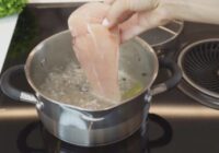 Ēdnīcas pavārīte pastāstīja, kā pareizi novārīt vistas fileju salātiem, lai tā vienmēr izdotos īpaši sulīga un aromātiska