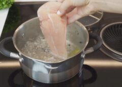 Ēdnīcas pavārīte pastāstīja, kā pareizi novārīt vistas fileju salātiem, lai tā vienmēr izdotos īpaši sulīga un aromātiska