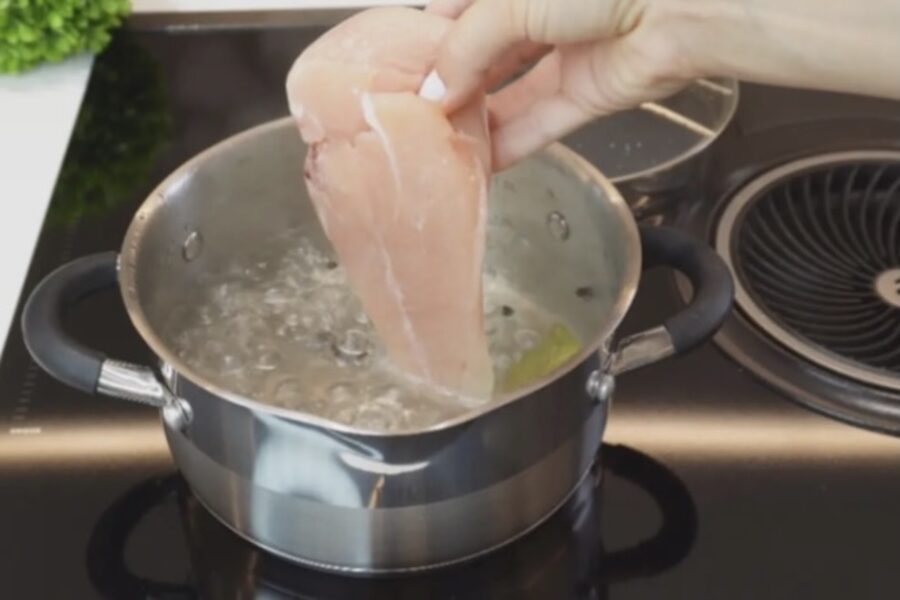 Ēdnīcas pavārīte pastāstīja, kā pareizi novārīt vistas fileju salātiem, lai tā vienmēr izdotos īpaši sulīga un aromātiska