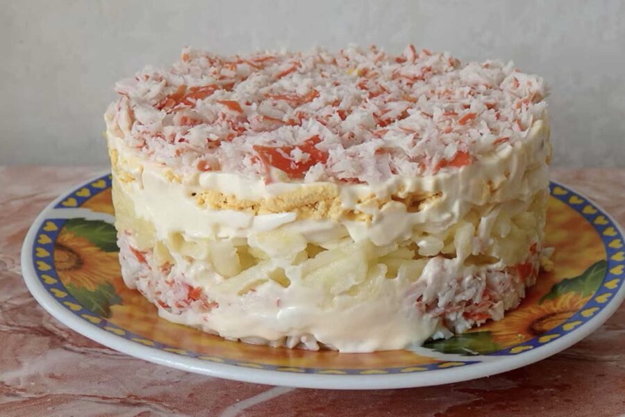 Maigi un gaisīgi svētku salāti “Sniega krabis”: tikai 4 sastāvdaļas un 15 minūtes brīva laika, bet tie vienmēr tiek apēsti pirmie