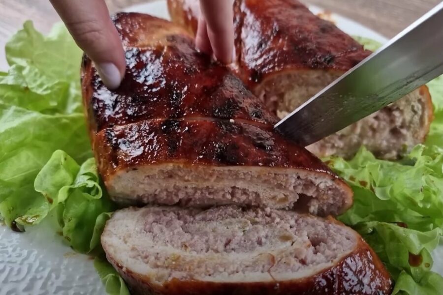 Vistas maltās gaļas rulete ar neparastu pildījumu: restorāna cienīgs šedevrs svētku galdam no pavisam vienkāršiem produktiem