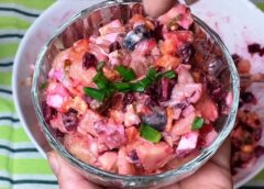 Ideāla uzkoda Jaunajam gadam — somu salāti “Rosolli”, kas iepriecina viesus un lieliski izrotā jebkuru svētku galdu