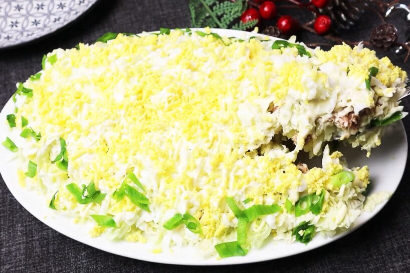 Jaungada salāti “Mimoza” jaunā versijā — maigs garšas salikums un neparasta mērce, kas allaž lieliski izdaiļo svētku galdu