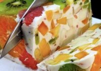 Viegli, ātri un neticami gardi: svētku augļu deserts bez cepšanas, kas vienmēr izdodas un garšo visiem