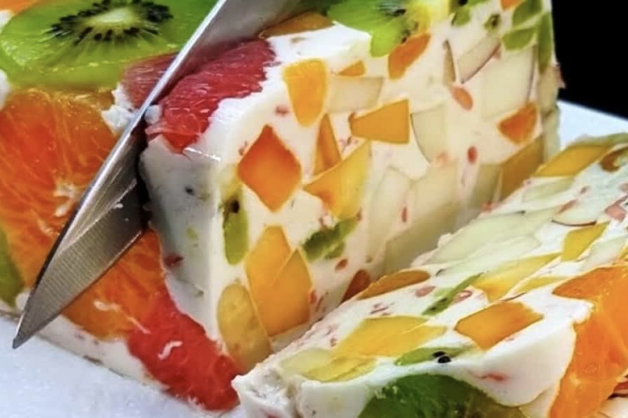 Viegli, ātri un neticami gardi: svētku augļu deserts bez cepšanas, kas vienmēr izdodas un garšo visiem