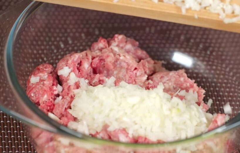 Kāpēc es vairs nelieku sīpolu klāt pie kotletēm: viena labāka sastāvdaļa tās padara daudz sulīgākas un garšīgākas