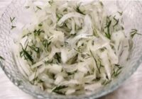 Vīrs pieprasa šos gardos sīpolus pie katrām vakariņām – ātrā “Trīs minūšu” recepte, kas lieliski der gan gaļai, gan uz maizītes Vīrs pieprasa šos gardos sīpolus pie katrām vakariņām – ātrā “Trīs minūšu” recepte, kas lieliski der gan gaļai, gan uz maizītes