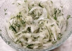 Vīrs pieprasa šos gardos sīpolus pie katrām vakariņām – ātrā “Trīs minūšu” recepte, kas lieliski der gan gaļai, gan uz maizītes