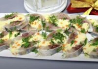 Uzkoda ar siļķi, kas izrotās jebkuru svētku galdu: ļoti vienkārša, svinīga un garšām bagāta recepte Uzkoda ar siļķi, kas izrotās jebkuru svētku galdu: ļoti vienkārša, svinīga un garšām bagāta recepte