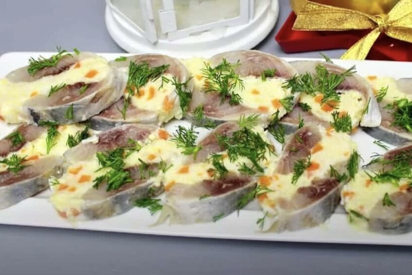 Uzkoda ar siļķi, kas izrotās jebkuru svētku galdu: ļoti vienkārša, svinīga un garšām bagāta recepte