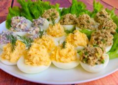 Viesi būs sajūsmā: vienkārši pagatavojamas pildītas olas svētku galdam ar 3 izcili garšīgiem pildījumiem