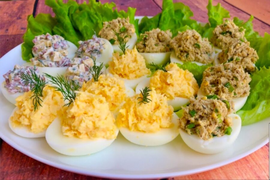 Viesi būs sajūsmā: vienkārši pagatavojamas pildītas olas svētku galdam ar 3 izcili garšīgiem pildījumiem