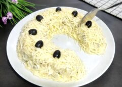 Nudien neparasti un ļoti garšīgi Jaungada salāti “Zirga pakavs”, kas ir vienkārši pagatavojami un garšo visiem