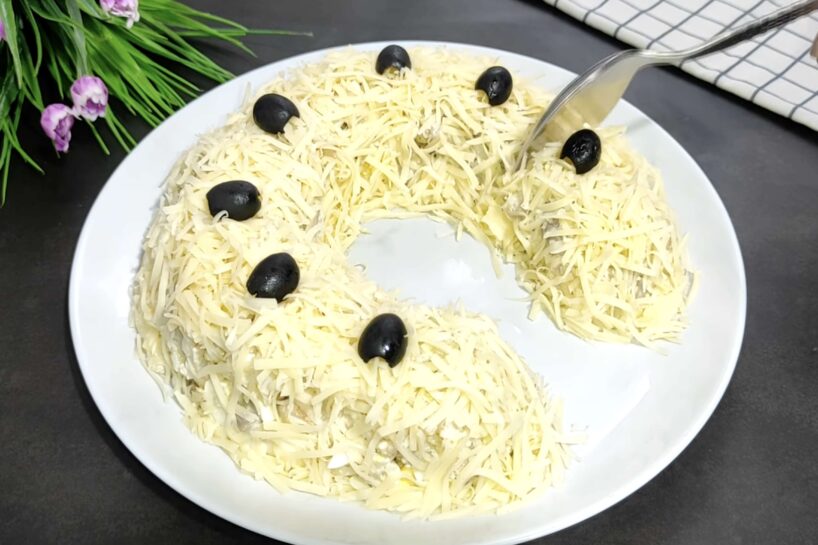 Nudien neparasti un ļoti garšīgi Jaungada salāti “Zirga pakavs”, kas ir vienkārši pagatavojami un garšo visiem