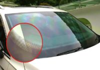 Autovadītāji tikai tagad atklāj, ko patiesībā nozīmē melnie punkti uz automašīnu vējstikliem — tiem ir slēpta nozīme