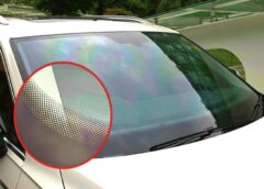 Autovadītāji tikai tagad atklāj, ko patiesībā nozīmē melnie punkti uz automašīnu vējstikliem — tiem ir slēpta nozīme