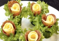 Svētku galds kā bagātīgi ziedošs dārzs: siera rozītes gurķu “vāzītēs”, kas garšo visiem un top nieka 10 minūtēs