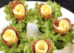 Svētku galds kā bagātīgi ziedošs dārzs: siera rozītes gurķu “vāzītēs”, kas garšo visiem un top nieka 10 minūtēs