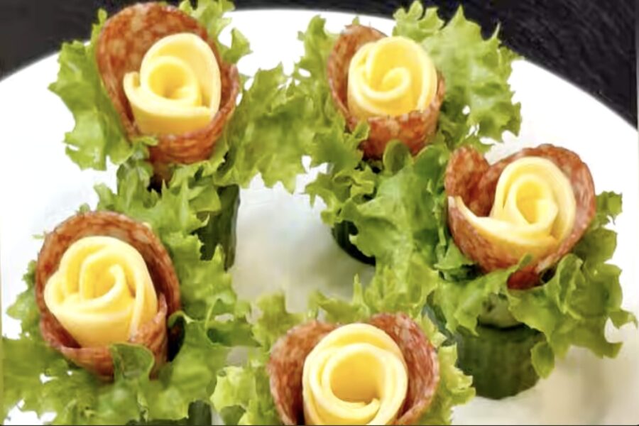 Svētku galds kā bagātīgi ziedošs dārzs: siera rozītes gurķu “vāzītēs”, kas garšo visiem un top nieka 10 minūtēs